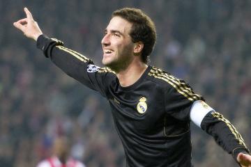 开云平台-聚光灯骤亮时，那个让非洲雄鹰叼走尼日斯的日本影子