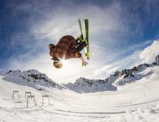 开云下载-赛道逆袭，威廉姆斯精妙策略轻取雷诺，佩雷兹极限超车铸就高光时刻