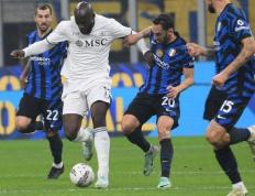 开云体育下载-那不勒斯中场频频抢断，制造对手失误的简单介绍