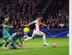 开云官网-谢菲联中场精彩助攻，助球队继续保持不败的简单介绍