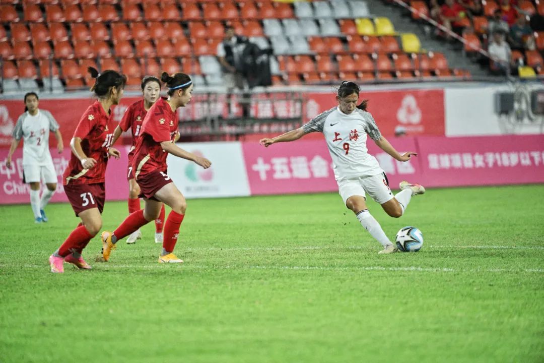 开云体育入口-女足赛场上中国队技高一筹，击败对手