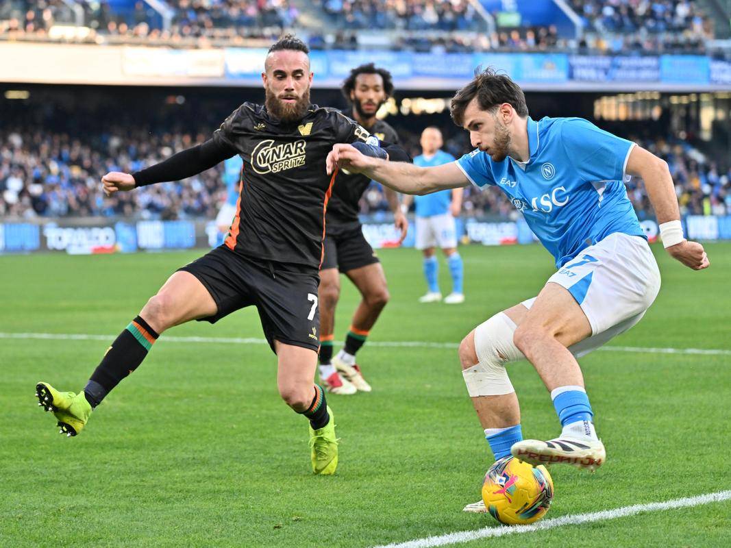 开云体育下载-那不勒斯中场频频抢断，制造对手失误的简单介绍